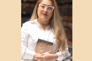 Cris Goulart segurando o livro "Vivendo a Paternidade de Deus", sua autobiografia repleta de testemunhos de superação e fé. Livro perfeito para quem precisa ativar a sua fé